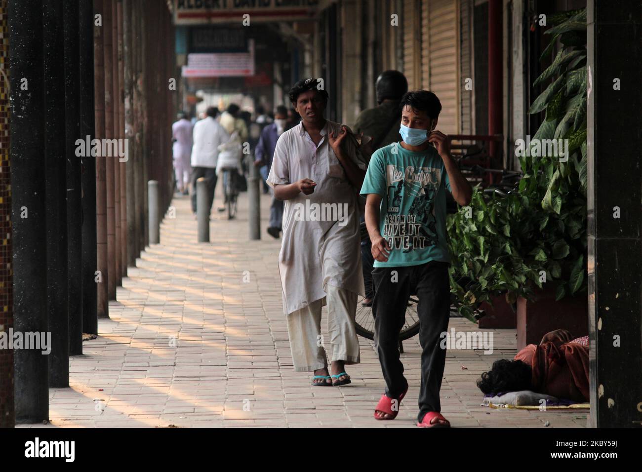 Les gens sont vus sans masque sur un sentier au chemin Asaf Ali sur 4 septembre 2020 à New Delhi, en raison de la pandémie du virus corona. Selon les données des gouvernements de l'État, le chiffre COVID-19 de l'Inde a dépassé la barre des 4 millions sur 4 septembre. (Photo de Mayank Makhija/NurPhoto) Banque D'Images
