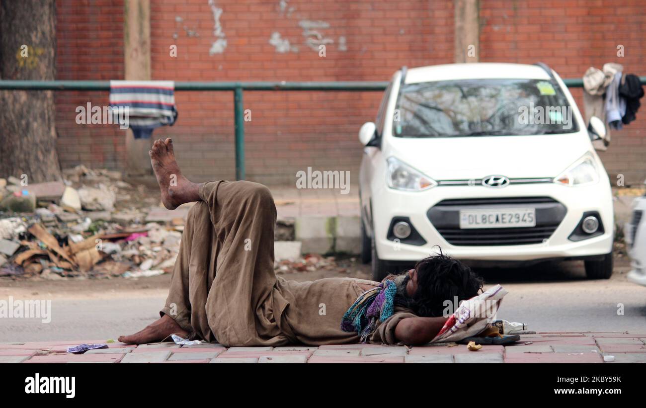 Un homme sans domicile dort sur un sentier de la route Asaf Ali sur 4 septembre 2020 à New Delhi en raison de la pandémie du virus corona. Selon les données des gouvernements de l'État, le chiffre COVID-19 de l'Inde a dépassé la barre des 4 millions sur 4 septembre. (Photo de Mayank Makhija/NurPhoto) Banque D'Images