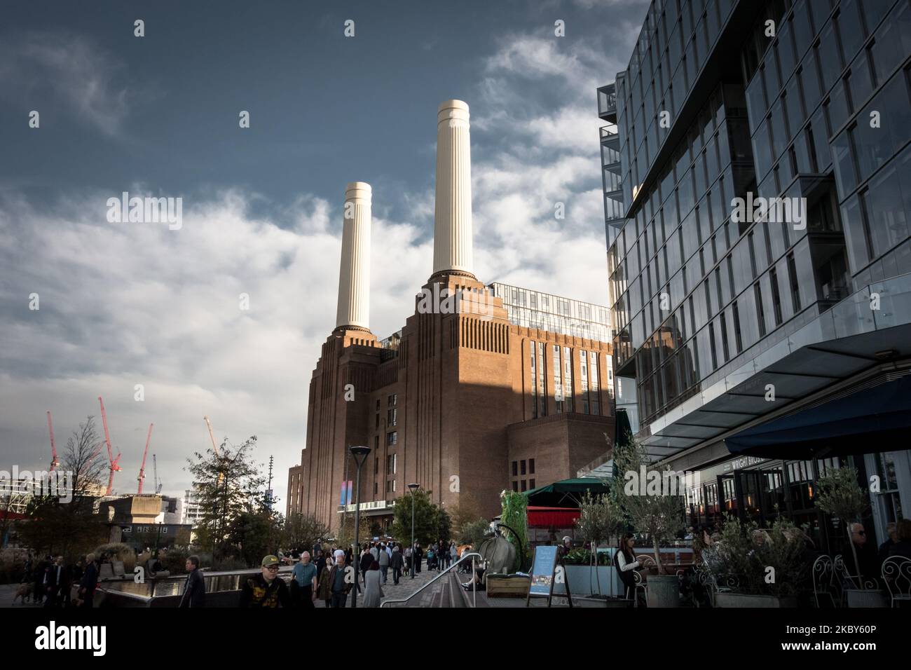 Les cheminées de la nouvelle station électrique Battersea Power Station, Nine Elms, Vauxhall, Londres, Angleterre, ROYAUME-UNI Banque D'Images