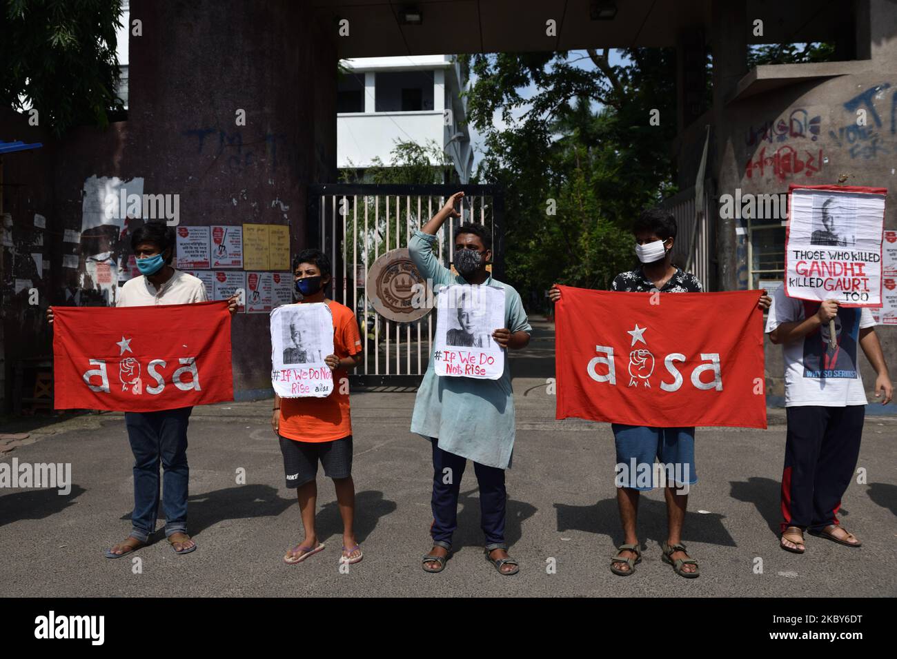 Les étudiants tiennent la bannière du parti et des affiches de Gauri Lankesh devant l'Université de Jadavpur à Kolkata, en Inde, sur 5 septembre 2020, à l'occasion du troisième anniversaire de la mort du journaliste et activiste Gauri Lankesh. Elle a travaillé comme rédactrice à Lankesh Patrike. Elle a été tuée par balle par des assaillants à l'extérieur de sa maison à Rajarajeshwari Nagar le 5 septembre 2017. Au moment de sa mort, Gauri Lankesh était connue pour être critique de l'extrémisme hindou de droite (photo de Sukhomoy Sen/NurPhoto). Banque D'Images