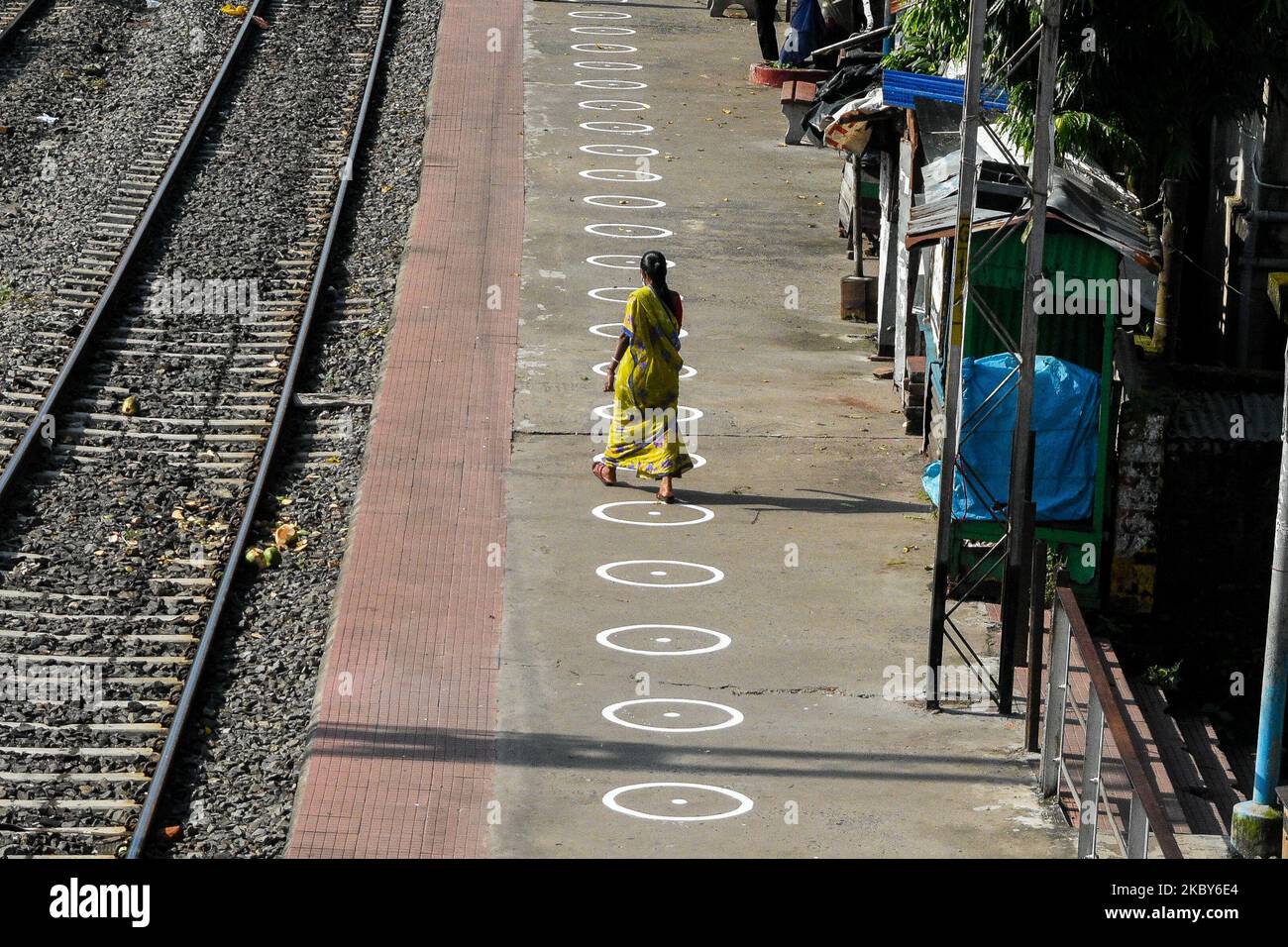 Une dame passe devant les marques de distancement social d'une plate-forme ferroviaire à Kolkata.marquage de distancement social sur une plate-forme à une gare ferroviaire au sud de Kolkata, en Inde, sur 5 septembre 2020. Indian Railway se prépare à reprendre le service des trains de banlieue locaux après avoir été fermés pendant près de 5 mois en raison de l'écluse COVID-19. (Photo par Debarchan Chatterjee/NurPhoto) Banque D'Images