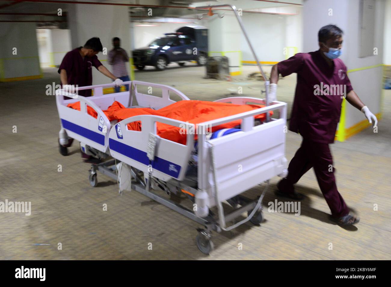 (NOTE AUX ÉDITEURS : l'image contient du contenu graphique.) Des cadavres de victimes soupçonnées d'explosion de gaz sont vus dans une morgue d'hôpital à Dhaka, au Bangladesh, sur 5 septembre 2020. Une explosion de gaz présumée a déchiré une mosquée bangladaise, tuant au moins 12 personnes, tandis que des dizaines de personnes ont subi des brûlures potentiellement mortelles, a déclaré la police sur 5 septembre. (Photo par Mamunur Rashid/NurPhoto) Banque D'Images