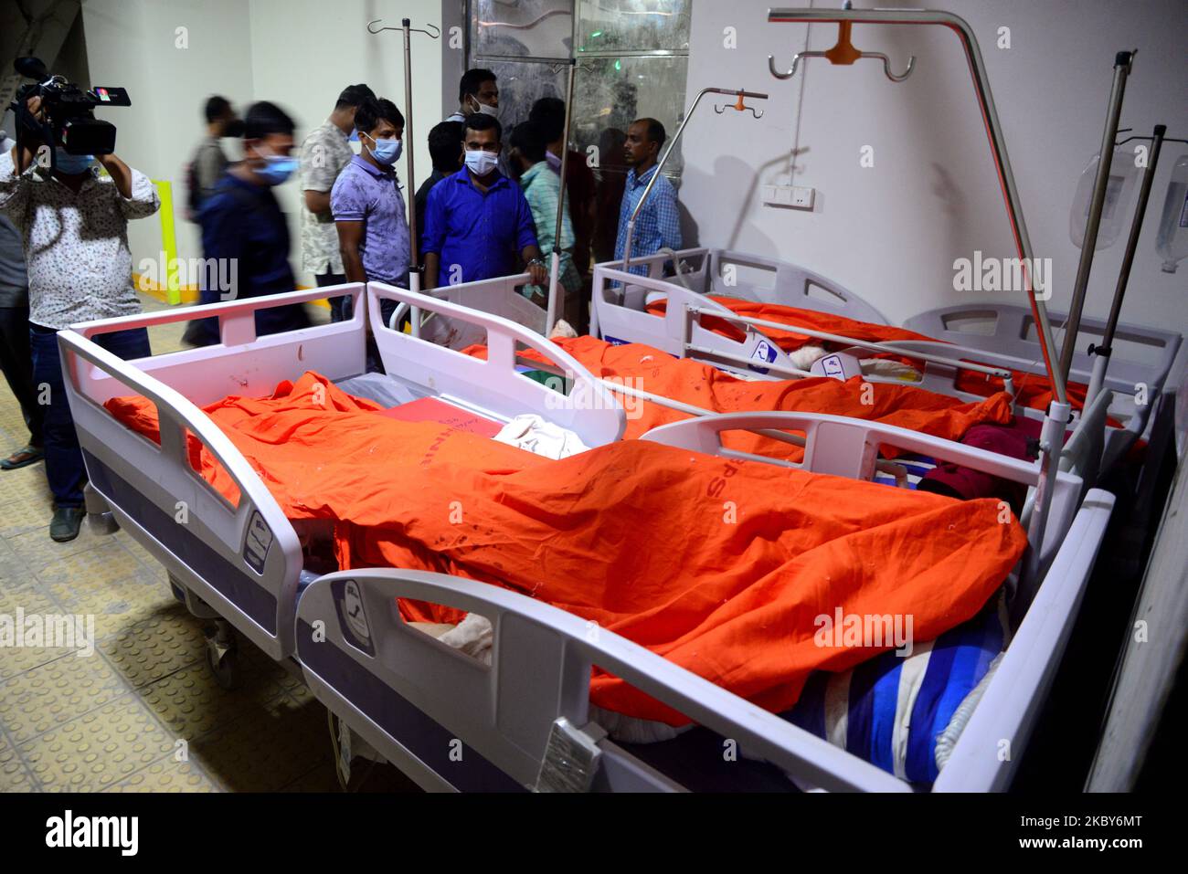 (NOTE AUX ÉDITEURS : l'image contient du contenu graphique.) Des cadavres de victimes soupçonnées d'explosion de gaz sont vus dans une morgue d'hôpital à Dhaka, au Bangladesh, sur 5 septembre 2020. Une explosion de gaz présumée a déchiré une mosquée bangladaise, tuant au moins 12 personnes, tandis que des dizaines de personnes ont subi des brûlures potentiellement mortelles, a déclaré la police sur 5 septembre. (Photo par Mamunur Rashid/NurPhoto) Banque D'Images