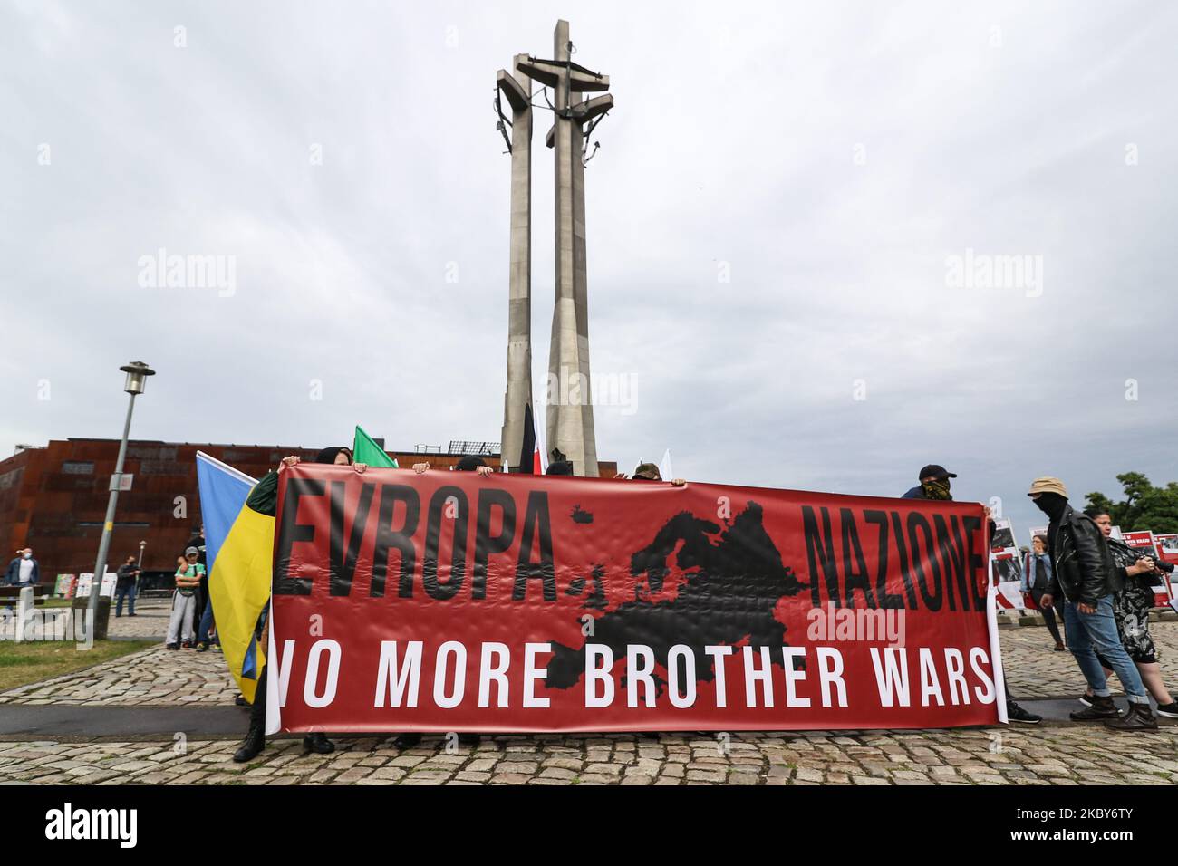 Les participants à la marche "plus de guerre de frère" sont vus à Gdansk, en Pologne, le 5 septembre 2020 la marche de l'extrême droite, des organisations nationalistes et racistes ont traversé les rues de la ville de Gdansk avec une forte escorte de police. Les participants du mois de mars ont scandé des slogans nationalistes comme White Europe, , White Life Matters, Scrap the eu! Etc. (Photo par Michal Fludra/NurPhoto) Banque D'Images