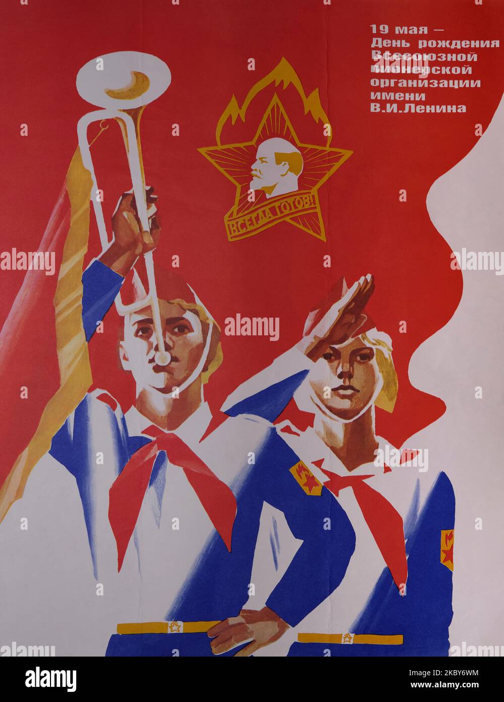 Affiche de l'ère soviétique avec deux pionniers soviétiques, slogan 'toujours prêt', traduction de texte ' 19 mai, l'organisation pionnière de l'Union soviétique après Lénine Banque D'Images
