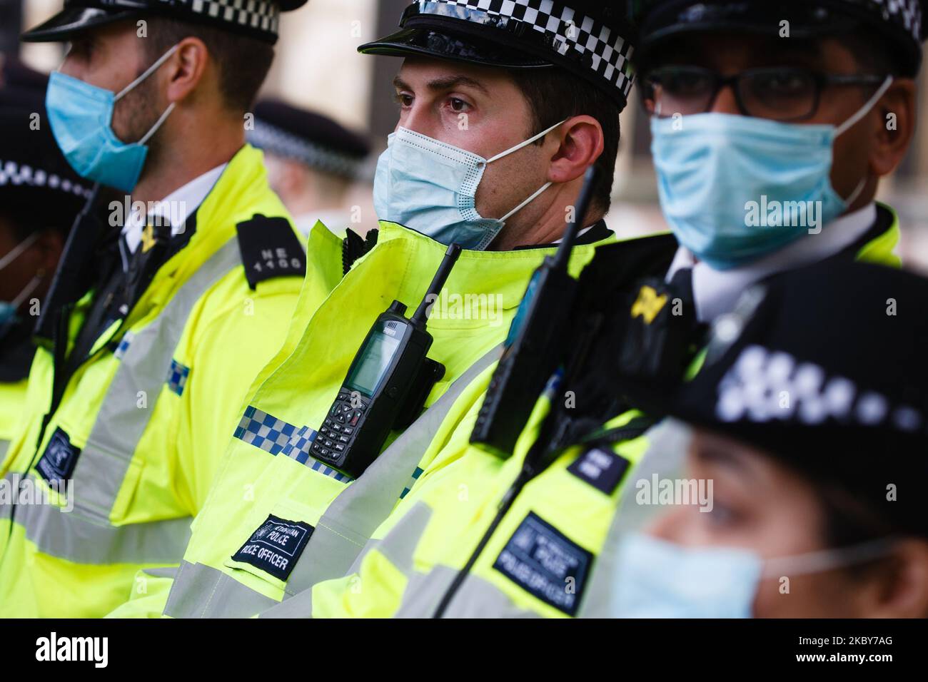 Des policiers portant un masque facial entourent des membres du mouvement activiste du changement climatique extinction rébellion protestant contre le développement prévu de la ligne de chemin de fer High Speed 2 (HS2) sur la place du Parlement à Londres, en Angleterre, sur 5 septembre 2020. Extinction la rébellion organise une série de manifestations dans la ville depuis lundi, à la suite d'un hiatus dans les manifestations du groupe au plus fort de la crise du coronavirus. (Photo de David Cliff/NurPhoto) Banque D'Images