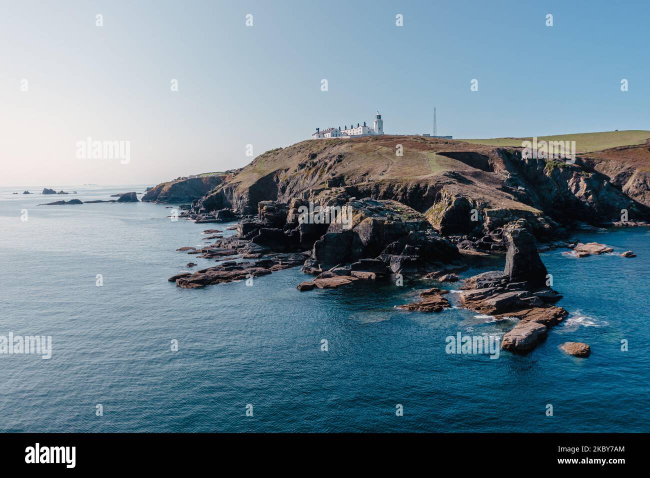 CORNWALL, ROYAUME-UNI - 20 SEPTEMBRE 2022. Une vue de l'océan de Trinity House phare du patrimoine sur la péninsule de Lizard dans Cornwall qui est le plus S Banque D'Images