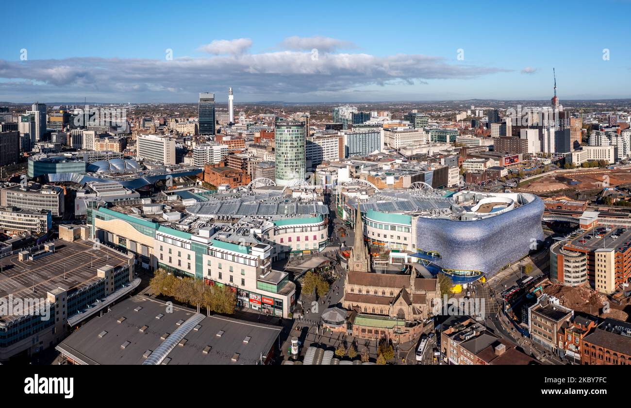 BIRMINGHAM, ROYAUME-UNI - 4 NOVEMBRE 2022. Vue aérienne sur la ville de Birmingham avec le bâtiment Bullring Rotunda et le magasin Selfridges Banque D'Images