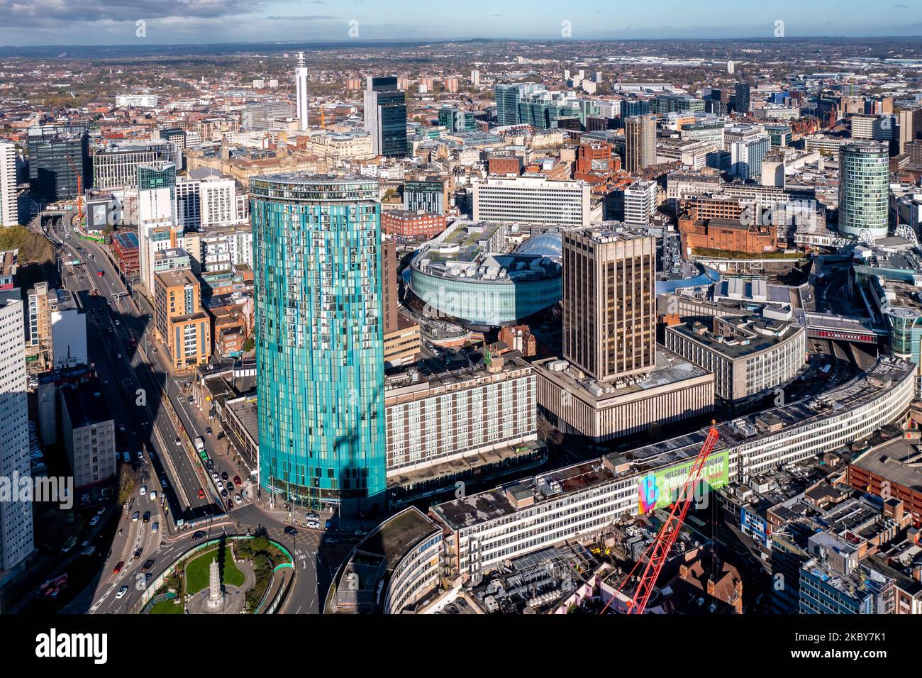 BIRMINGHAM, ROYAUME-UNI - 4 NOVEMBRE 2022. Vue aérienne sur la ville de Birmingham avec le bâtiment Bullring Rotunda et la New Street Station promine Banque D'Images