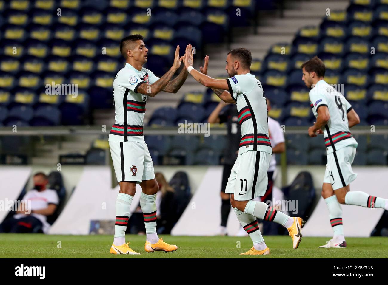 Joao Cancelo du Portugal (L) fête avec Bruno Fernandes après avoir marquant un but lors du match de football du groupe de la Ligue des Nations de l'UEFA entre le Portugal et la Croatie au stade Dragao à Porto, Portugal sur 5 septembre 2020. (Photo par Pedro Fiúza/NurPhoto) Banque D'Images