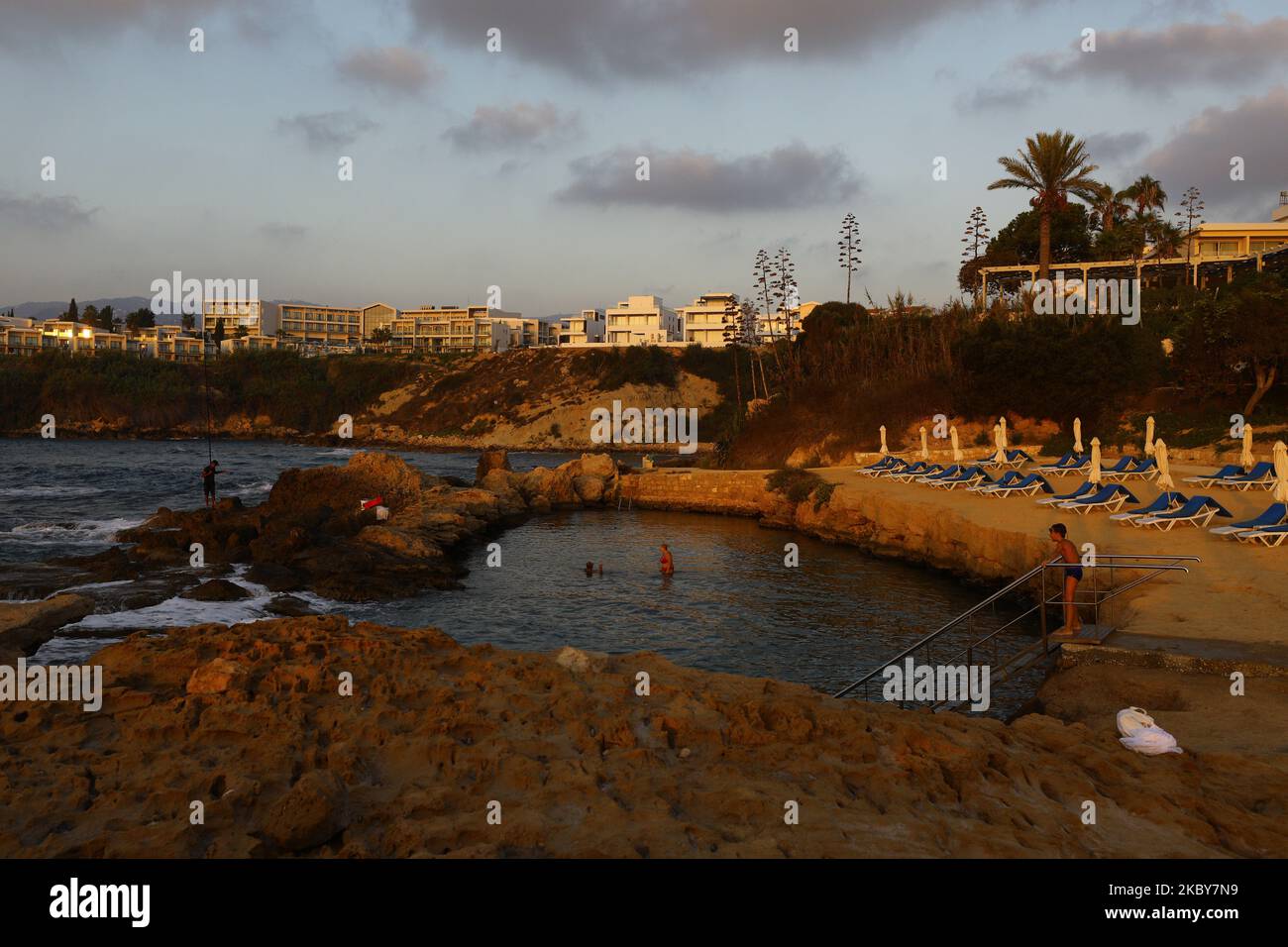 Les touristes nagent dans la baie près de l'hôtel dans la zone de la station balnéaire à 10 km de Paphos, Chypre, sur 5 septembre 2020. Les hôtels de Chypre attendent des jours encore plus difficiles. La réduction de la liste des pays sûrs va leur porter un coup sévère. (Photo de Danil Shamkin/NurPhoto) Banque D'Images