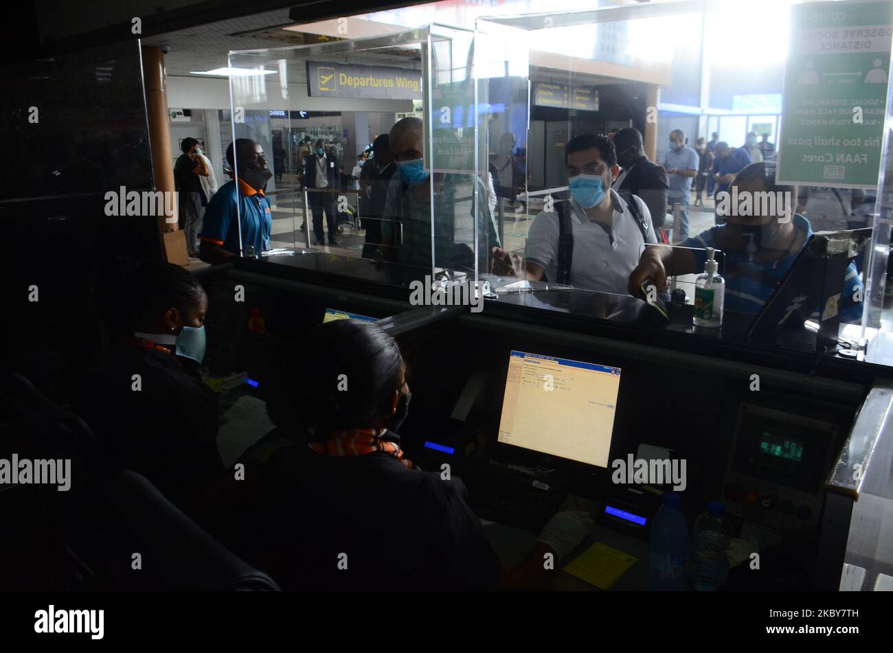 Les agents de bord qui assistent aux passagers de l'aéroport international Murtala Muhammed (MMIA), après une fermeture de cinq mois de l'espace aérien nigérian en raison de la pandémie du coronavirus COVID-19, les reprises de vols commencent avec les avions de la compagnie aérienne du Moyen-Orient et de British Airways à Lagos, sur 5 septembre 2020. (Photo par Olukayode Jaiyeola/NurPhoto Banque D'Images