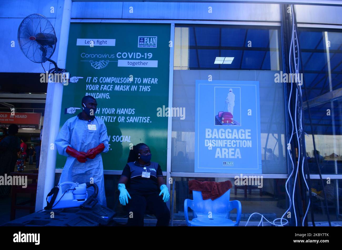 Les autorités attendent de désinfecter les sacs de passagers à l'entrée de l'aéroport international Murtala Muhammed (MMIA), après une fermeture de cinq mois de l'espace aérien nigérian en raison de la pandémie du coronavirus COVID-19, les reprises de vols commencent avec les avions Middle East Airline et British Airways à Lagos, sur 5 septembre 2020. (Photo par Olukayode Jaiyeola/NurPhoto Banque D'Images