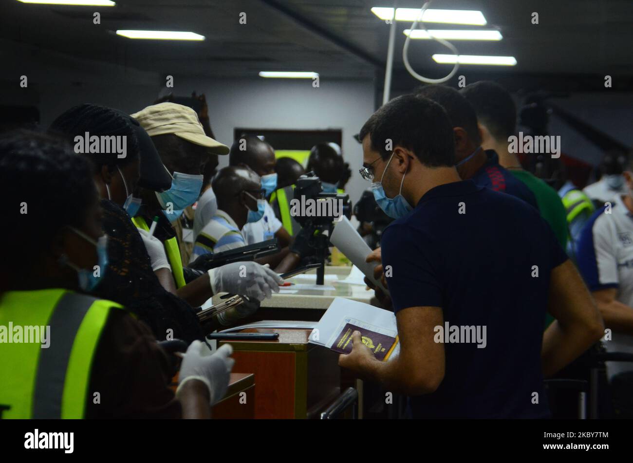 Les responsables de la santé assistent aux passagers de vol à la porte d'entrée de l'aéroport international Murtala Muhammed (MMIA) après leur arrivée du Liban, après une fermeture de cinq mois de l'espace aérien nigérian en raison de la pandémie du coronavirus COVID-19, les reprises de vol commencent par les avions Middle East Airline et British Airways à Lagos. Sur 5 septembre 2020. (Photo par Olukayode Jaiyeola/NurPhoto Banque D'Images