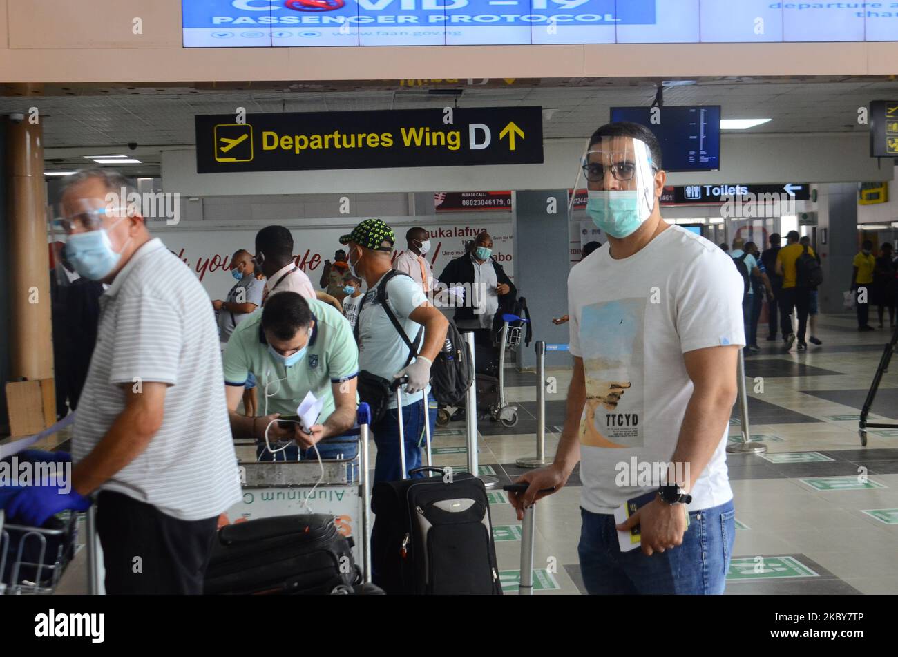 Passagers attendant d'être contrôlés par les officiers de l'aviation à l'aéroport international Murtala Muhammed (MMIA), après une fermeture de cinq mois de l'espace aérien nigérian en raison de la pandémie du coronavirus COVID-19, les reprises de vols commencent avec les avions Middle East Airline et British Airways à Lagos, sur 5 septembre 2020. (Photo par Olukayode Jaiyeola/NurPhoto Banque D'Images