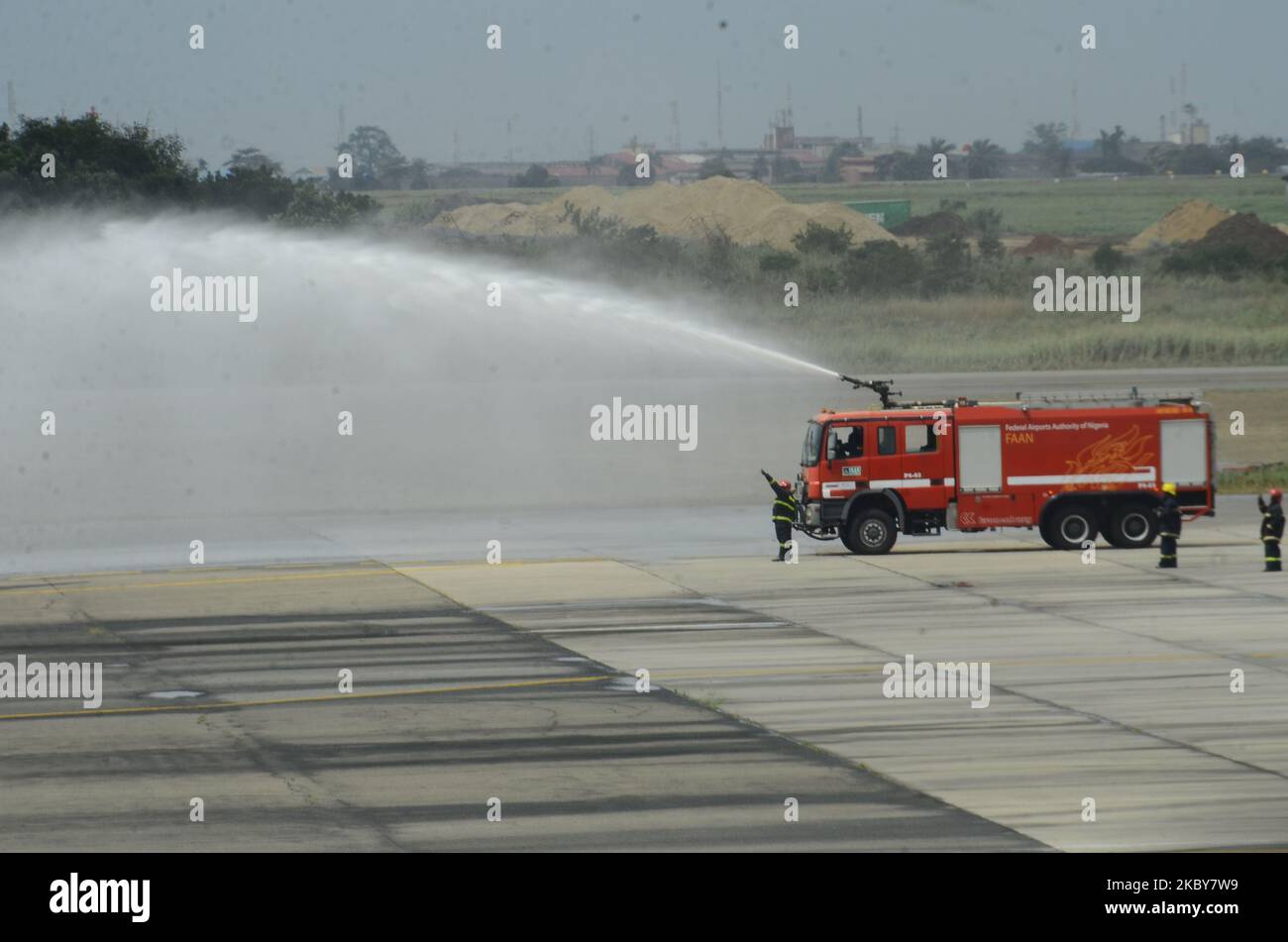 Des agents désinfectants désinfectent une compagnie aérienne libanaise du Moyen-Orient arrivant à l'aéroport international Murtala Muhammed (MMIA), après une fermeture de cinq mois de l'espace aérien nigérian en raison de la pandémie du coronavirus COVID-19, les reprises de vols commencent avec les avions Middle East Airline et British Airways à Lagos, sur 5 septembre 2020. (Photo par Olukayode Jaiyeola/NurPhoto Banque D'Images