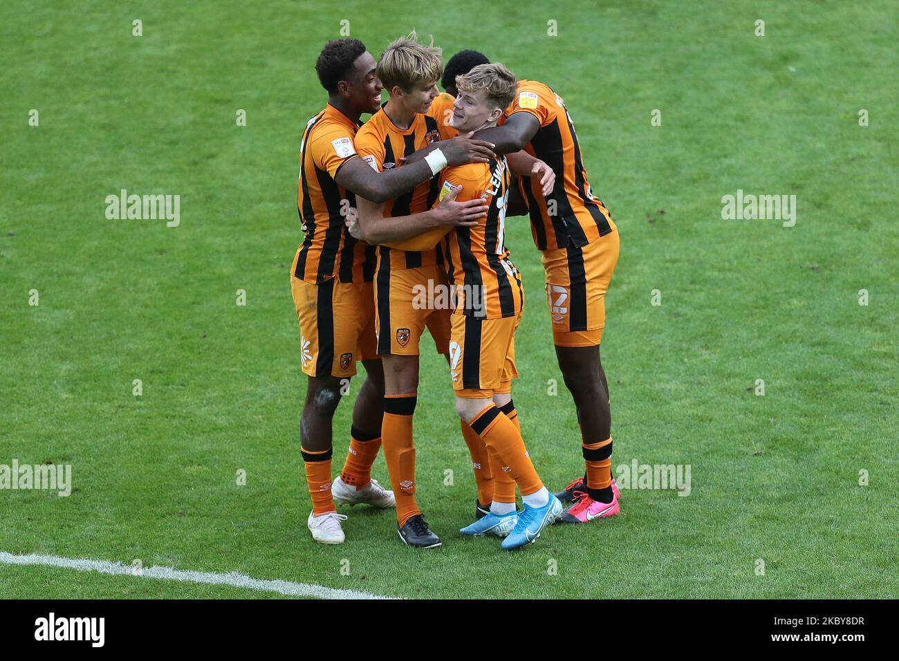 Martin Samuelsen, Mallik Wilks et Josh Emmanuel de Hull City se précipitent pour féliciter Keane Lewis-Potter après que sa pénalité leur ait donné la victoire lors du match de la coupe Carabao entre Sunderland et Hull City au stade de Light, Sunderland. (Photo de Mark Fletcher/MI News/NurPhoto) Banque D'Images