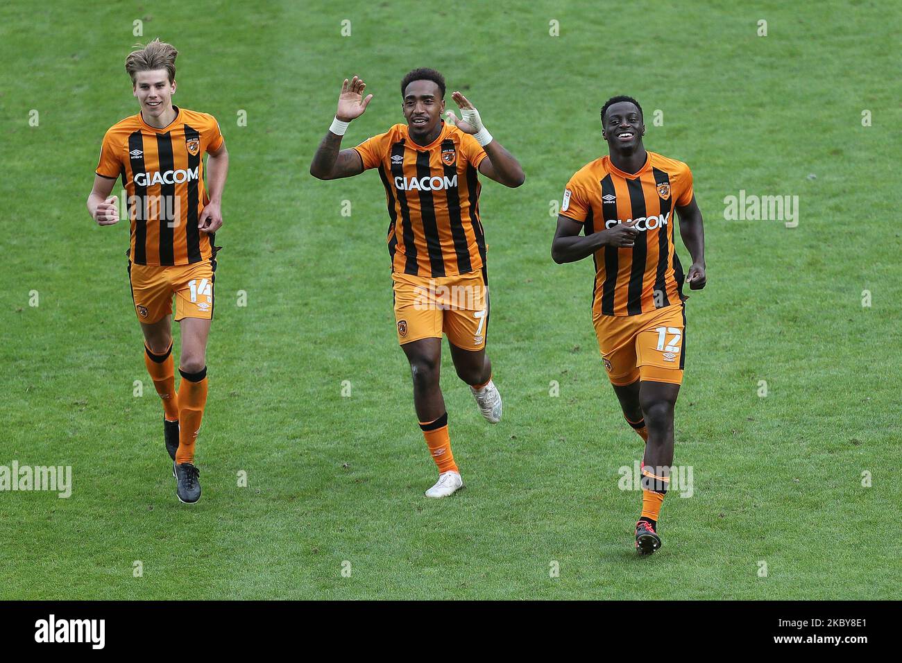 Martin Samuelsen, Mallik Wilks et Josh Emmanuel de Hull City se précipitent pour féliciter Keane Lewis-Potter après que sa pénalité leur ait donné la victoire lors du match de la coupe Carabao entre Sunderland et Hull City au stade de Light, Sunderland. (Photo de Mark Fletcher/MI News/NurPhoto) Banque D'Images