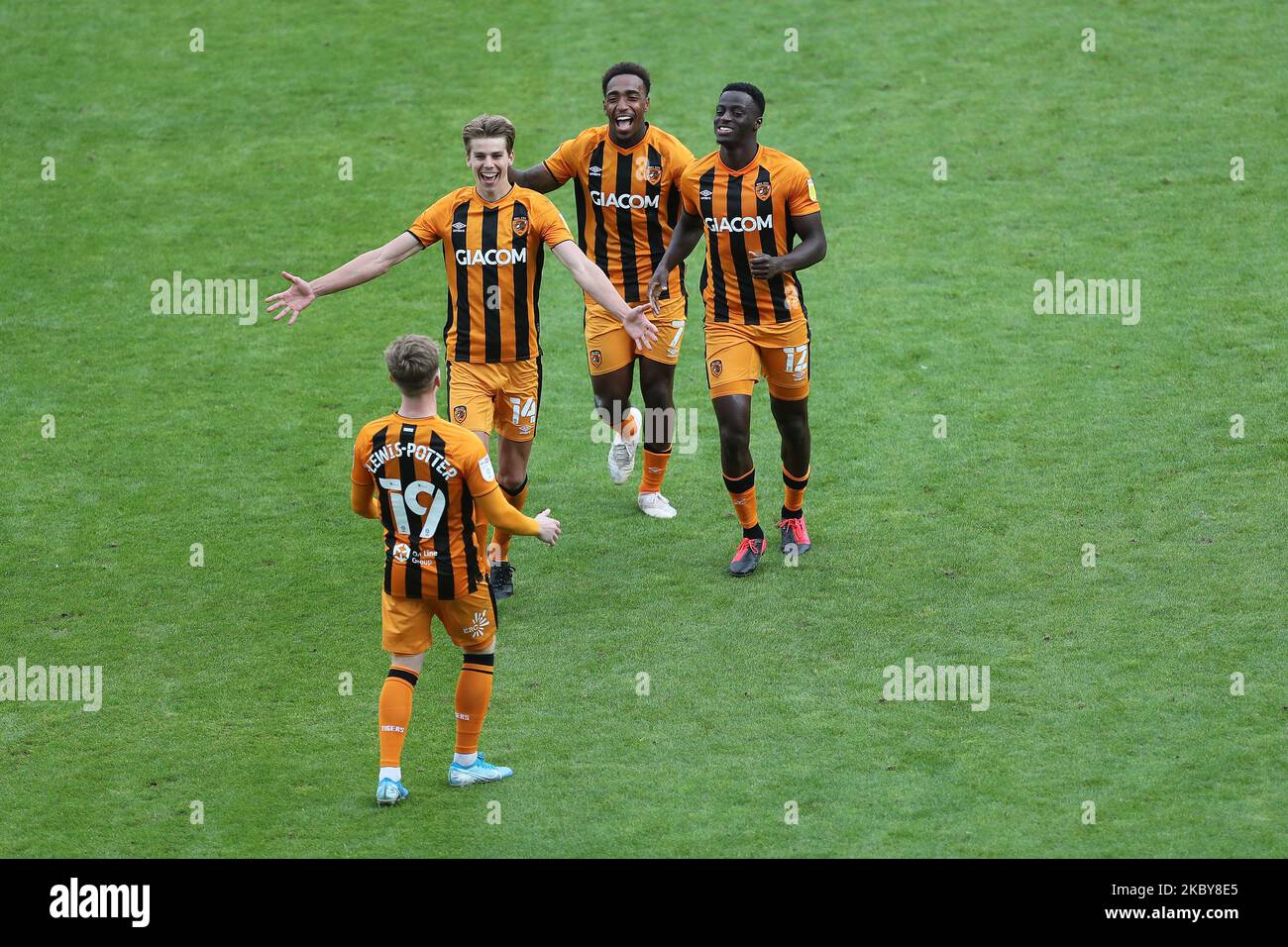 Martin Samuelsen, Mallik Wilks et Josh Emmanuel de Hull City se précipitent pour féliciter Keane Lewis-Potter après que sa pénalité leur ait donné la victoire lors du match de la coupe Carabao entre Sunderland et Hull City au stade de Light, Sunderland. (Photo de Mark Fletcher/MI News/NurPhoto) Banque D'Images