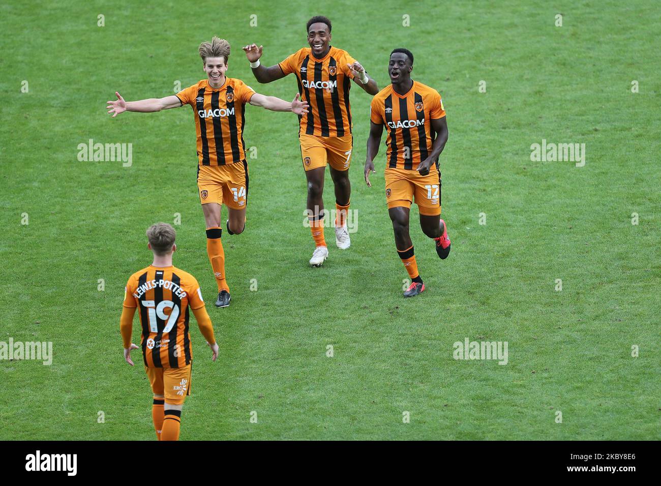 Martin Samuelsen, Mallik Wilks et Josh Emmanuel de Hull City se précipitent pour féliciter Keane Lewis-Potter après que sa pénalité leur ait donné la victoire lors du match de la coupe Carabao entre Sunderland et Hull City au stade de Light, Sunderland. (Photo de Mark Fletcher/MI News/NurPhoto) Banque D'Images