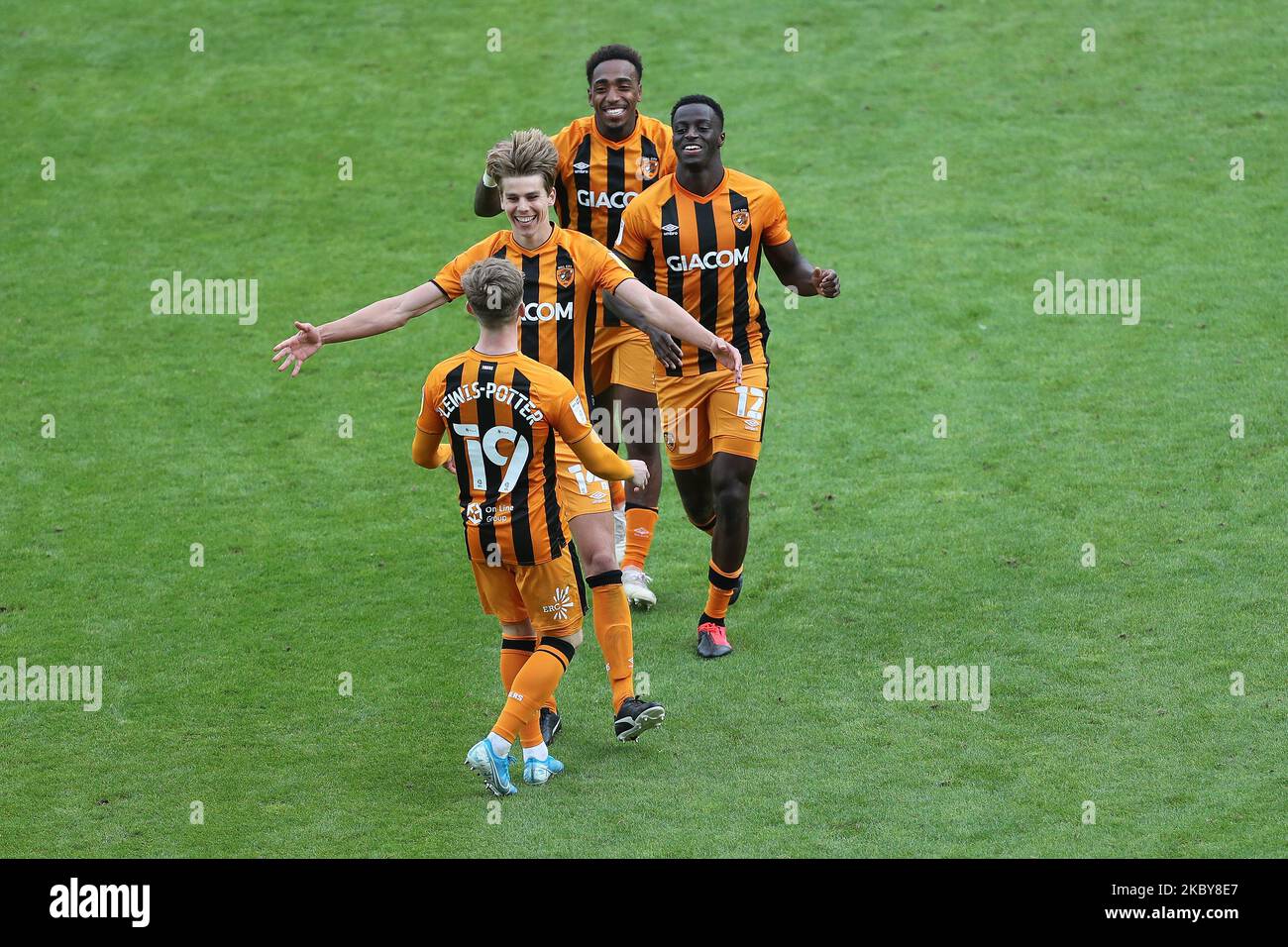Martin Samuelsen, Mallik Wilks et Josh Emmanuel de Hull City se précipitent pour féliciter Keane Lewis-Potter après que sa pénalité leur ait donné la victoire lors du match de la coupe Carabao entre Sunderland et Hull City au stade de Light, Sunderland. (Photo de Mark Fletcher/MI News/NurPhoto) Banque D'Images