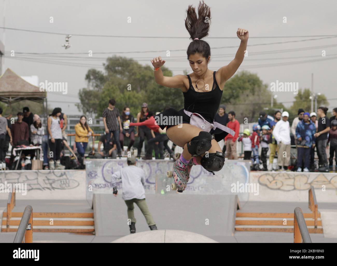 Une femme effectue des cascades dans le parc de San Antonio, Mexico, Mexique, sur 5 septembre 2020, où plusieurs groupes de patineurs féminins se sont réunis pour encourager d'autres à pratiquer le patinage libre dans le cadre de l'urgence sanitaire due à la COVID-19 au Mexique. (Photo de Gerardo Vieyra/NurPhoto) Banque D'Images