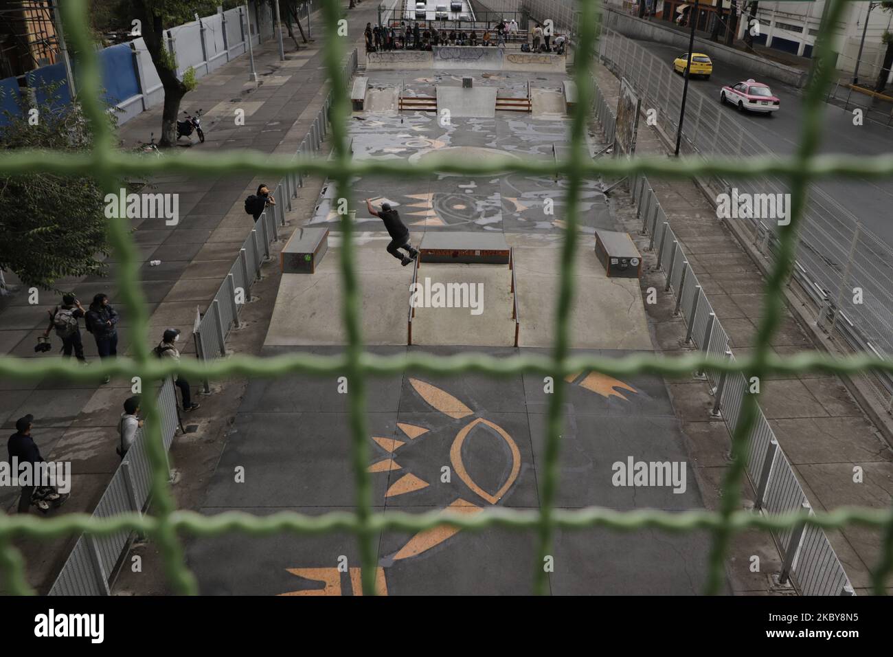 Vue depuis un pont piétonnier dans le parc à roulettes de San Antonio, Mexico, Mexique, sur 5 septembre 2020 où les patineuses se sont rassemblées pour encourager les autres à pratiquer le patinage libre dans le cadre de l'urgence sanitaire due à la COVID-19 au Mexique. (Photo de Gerardo Vieyra/NurPhoto) Banque D'Images