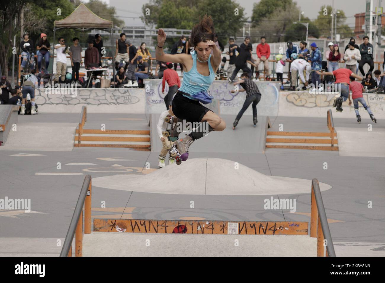 Une femme effectue des cascades dans le parc de San Antonio, Mexico, Mexique, sur 5 septembre 2020, où plusieurs groupes de patineurs féminins se sont réunis pour encourager d'autres à pratiquer le patinage libre dans le cadre de l'urgence sanitaire due à la COVID-19 au Mexique. (Photo de Gerardo Vieyra/NurPhoto) Banque D'Images