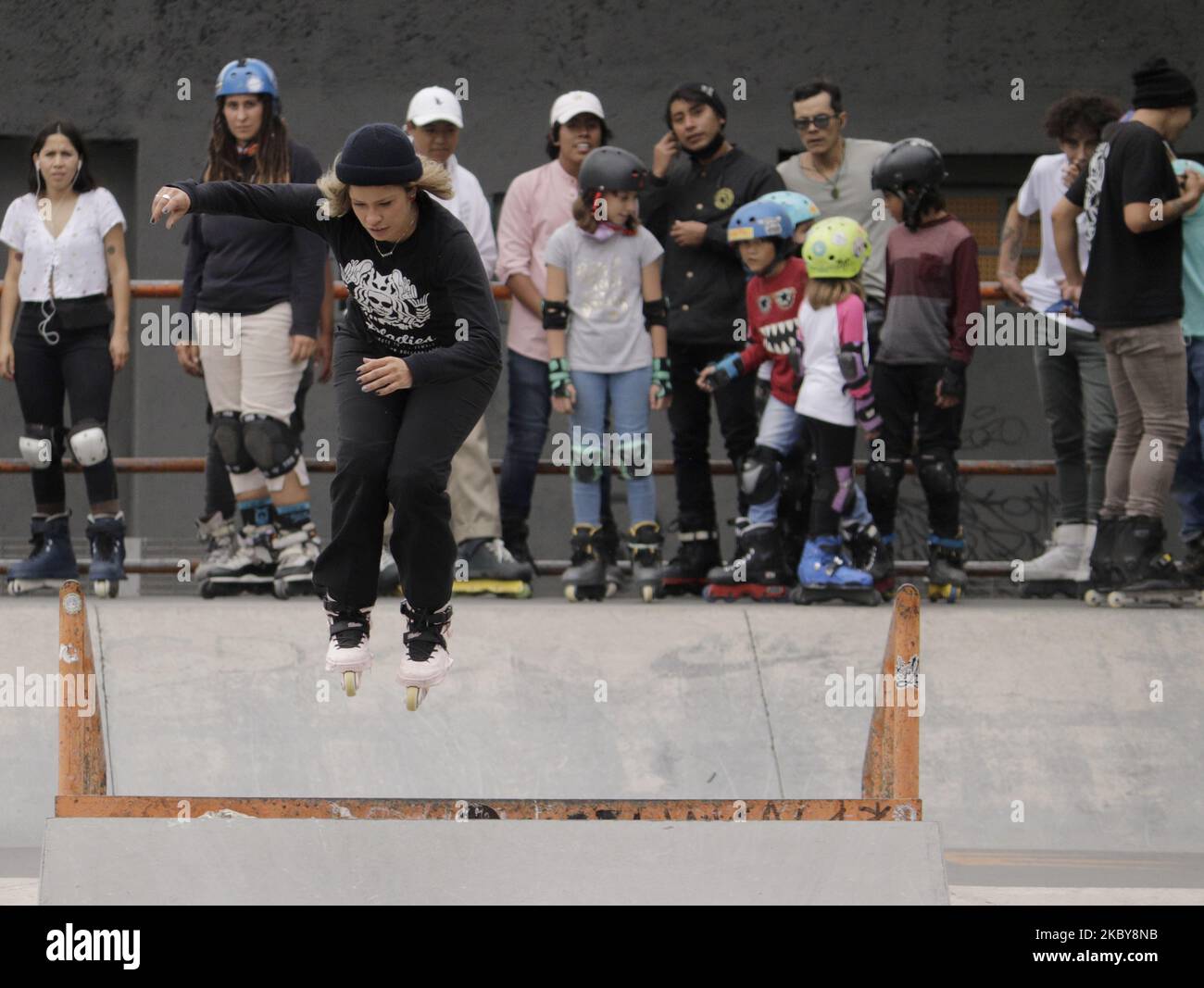Une femme effectue des cascades dans le parc de San Antonio, Mexico, Mexique, sur 5 septembre 2020, où plusieurs groupes de patineurs féminins se sont réunis pour encourager d'autres à pratiquer le patinage libre dans le cadre de l'urgence sanitaire due à la COVID-19 au Mexique. (Photo de Gerardo Vieyra/NurPhoto) Banque D'Images