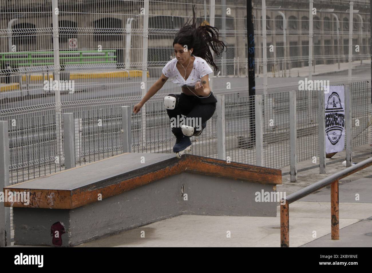 Une femme effectue des cascades dans le parc de San Antonio, Mexico, Mexique, sur 5 septembre 2020, où plusieurs groupes de patineurs féminins se sont réunis pour encourager d'autres à pratiquer le patinage libre dans le cadre de l'urgence sanitaire due à la COVID-19 au Mexique. (Photo de Gerardo Vieyra/NurPhoto) Banque D'Images