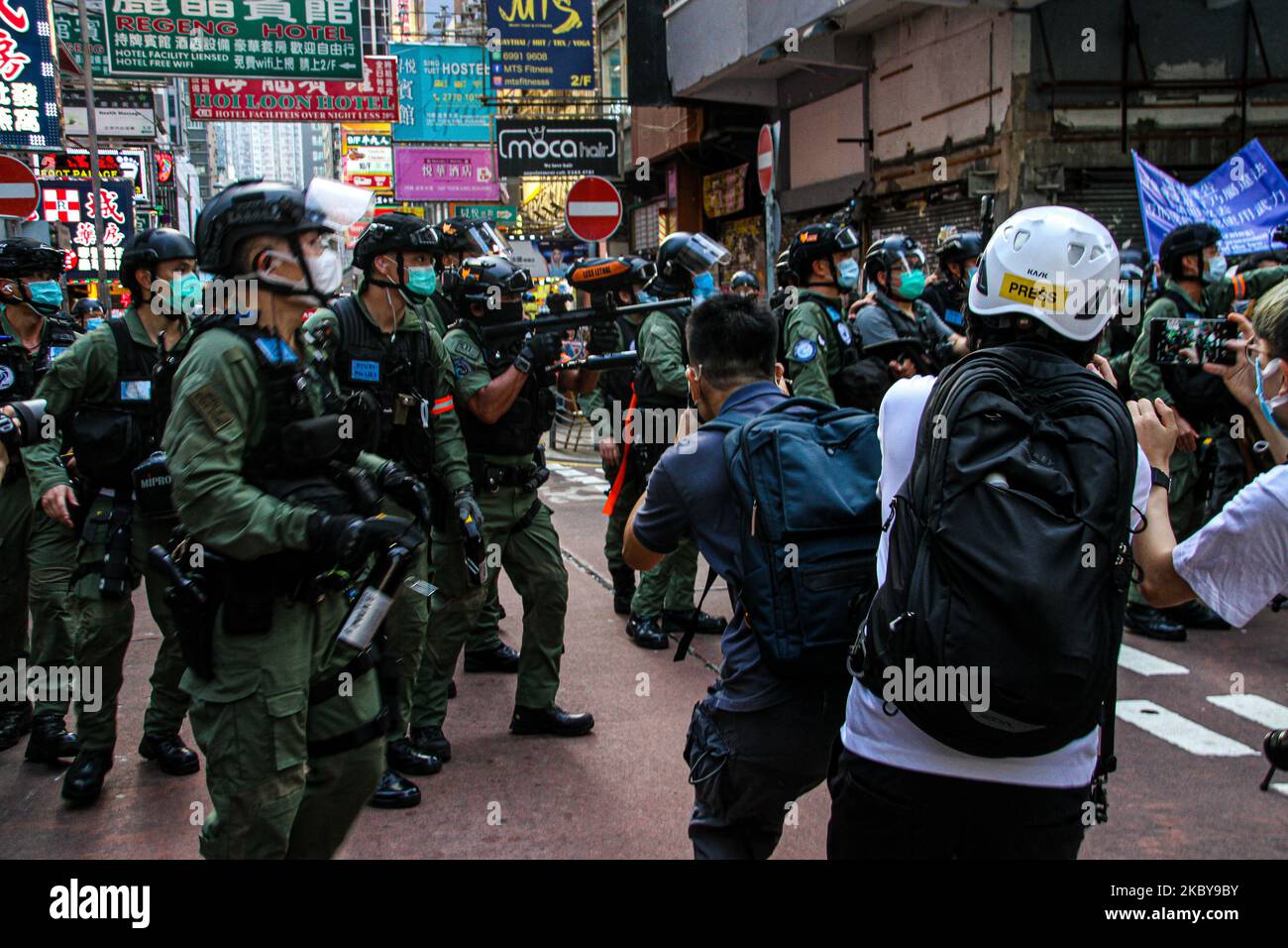 Un policier tient un pistolet à pellets de poivre au milieu d'escarmouches avec la presse lors de manifestations de rue à Mongkok, Hong Kong, le 6th septembre 2020 (photo de Tommy Walker/NurPhoto) Banque D'Images