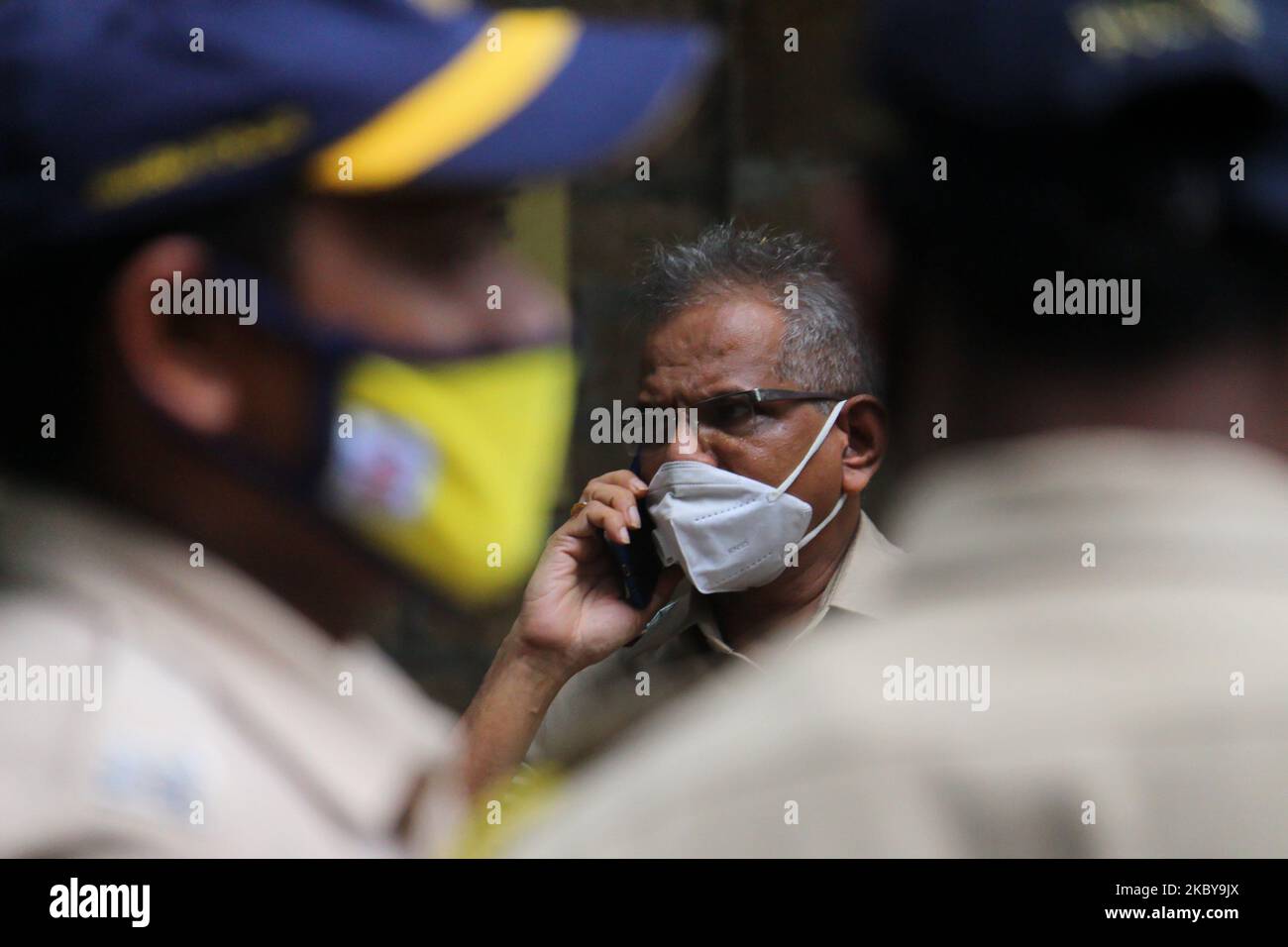 Un policier s'entretient sur un téléphone portable à l'extérieur du bureau du contrôle des stupéfiants (NCB) au cours d'un interrogatoire concernant le cas de mort de Sushant Singh Rajput à Mumbai, en Inde, à 06 septembre 2020. (Photo par Himanshu Bhatt/NurPhoto) Banque D'Images