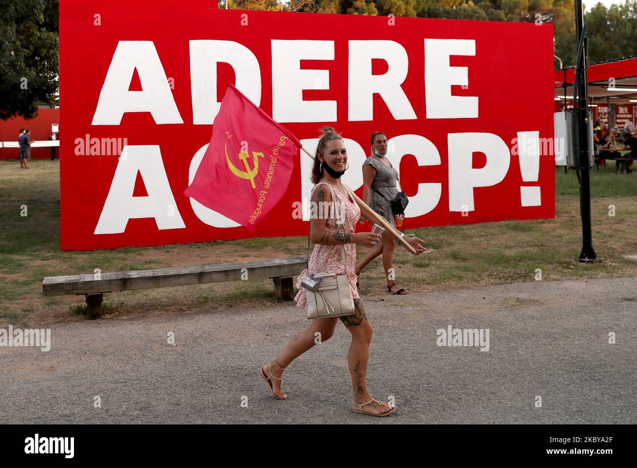 Les gens assistent au Parti communiste portugais Festa do Avante! (Festival Avante) à Seixal, en périphérie de Lisbonne, sur 6 septembre 2020. Le rassemblement annuel de trois jours, qui attire normalement des milliers de visiteurs et de suiveurs de partis, a été touché cette année en raison des restrictions du coronavirus COVID-19 concernant la vente de billets et la fréquentation, après que des préoccupations aient été soulevées au sujet de la propagation du virus. (Photo par Pedro Fiúza/NurPhoto) Banque D'Images