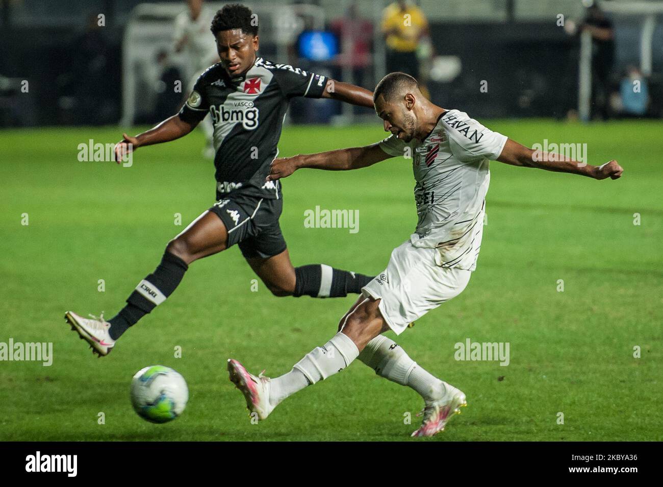 Match entre Vasco et Athletico Paranaense valable pour la huitième étape du championnat brésilien de football 2020, a lieu ce dimanche (06) au stade de Sao Januario, situé dans la zone nord de la ville de Rio de Janeiro. Le jeu est réalisé sans la participation des fans, comme mesure préventive pour empêcher la propagation du coronavirus (COVID-19). (Photo par Allan Carvalho/NurPhoto) Banque D'Images