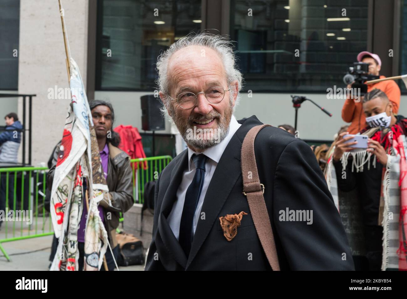 John Shipton, père de Julian Assange, arrive au Old Bailey le premier jour de l'audience sur la demande d'extradition américaine du fondateur de WikiLeaks, plus de 18 chefs d'accusation, y compris conspiration avec Chelsea Manning dans l'obtention et la publication des journaux de guerre en Irak, le 07 septembre 2020 à Londres, en Angleterre. Julian Assange doit comparaître devant le tribunal aujourd'hui alors que l'audience d'extradition, qui devrait durer trois semaines, reprend après un long retard en raison d'une pandémie de coronavirus. (Photo de Wiktor Szymanowicz/NurPhoto) Banque D'Images