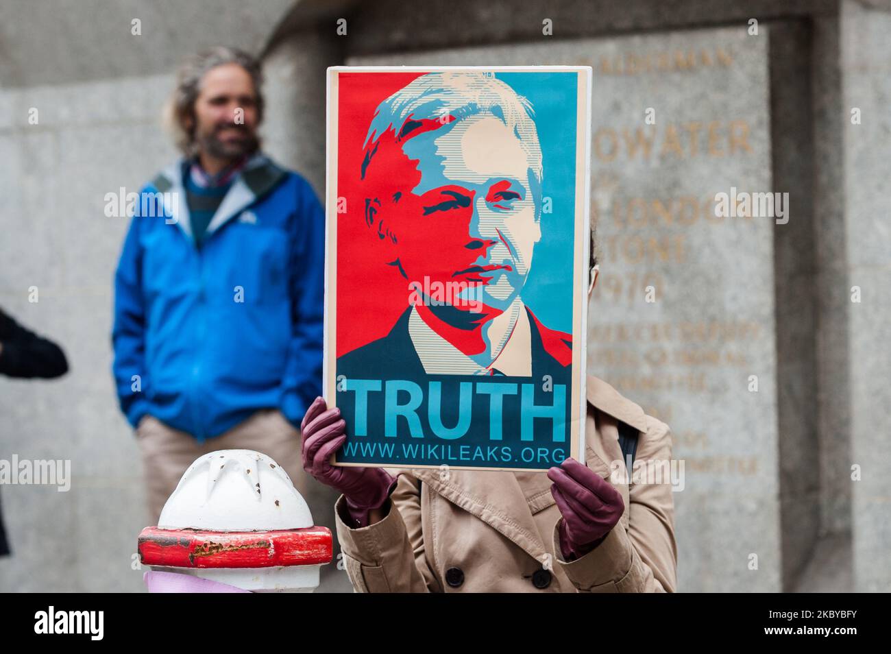 Les partisans de Julian Assange protestent devant Old Bailey le premier jour de l'audience sur la demande d'extradition américaine du fondateur de WikiLeaks, plus de 18 chefs d'accusation, y compris conspiration avec Chelsea Manning pour obtenir et publier les journaux de guerre en Irak, le 07 septembre 2020 à Londres, en Angleterre. Julian Assange devait comparaître devant le tribunal aujourd'hui alors que l'audience d'extradition, prévue pour durer trois semaines, reprend après un long retard en raison d'une pandémie de coronavirus. (Photo de Wiktor Szymanowicz/NurPhoto) Banque D'Images