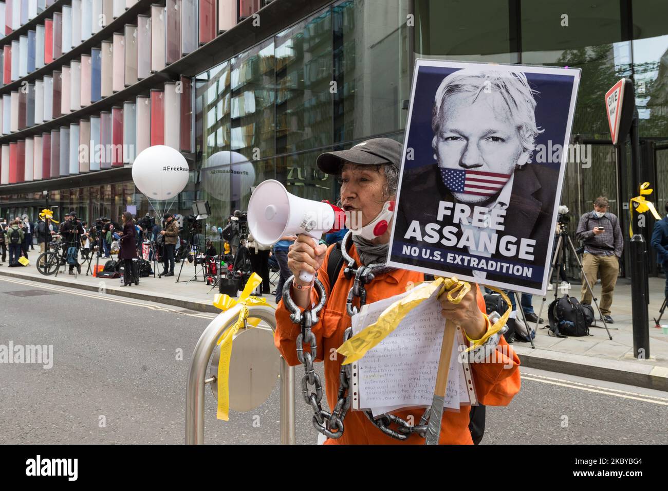 Les partisans de Julian Assange protestent devant Old Bailey le premier jour de l'audience sur la demande d'extradition américaine du fondateur de WikiLeaks, plus de 18 chefs d'accusation, y compris conspiration avec Chelsea Manning pour obtenir et publier les journaux de guerre en Irak, le 07 septembre 2020 à Londres, en Angleterre. Julian Assange devait comparaître devant le tribunal aujourd'hui alors que l'audience d'extradition, prévue pour durer trois semaines, reprend après un long retard en raison d'une pandémie de coronavirus. (Photo de Wiktor Szymanowicz/NurPhoto) Banque D'Images