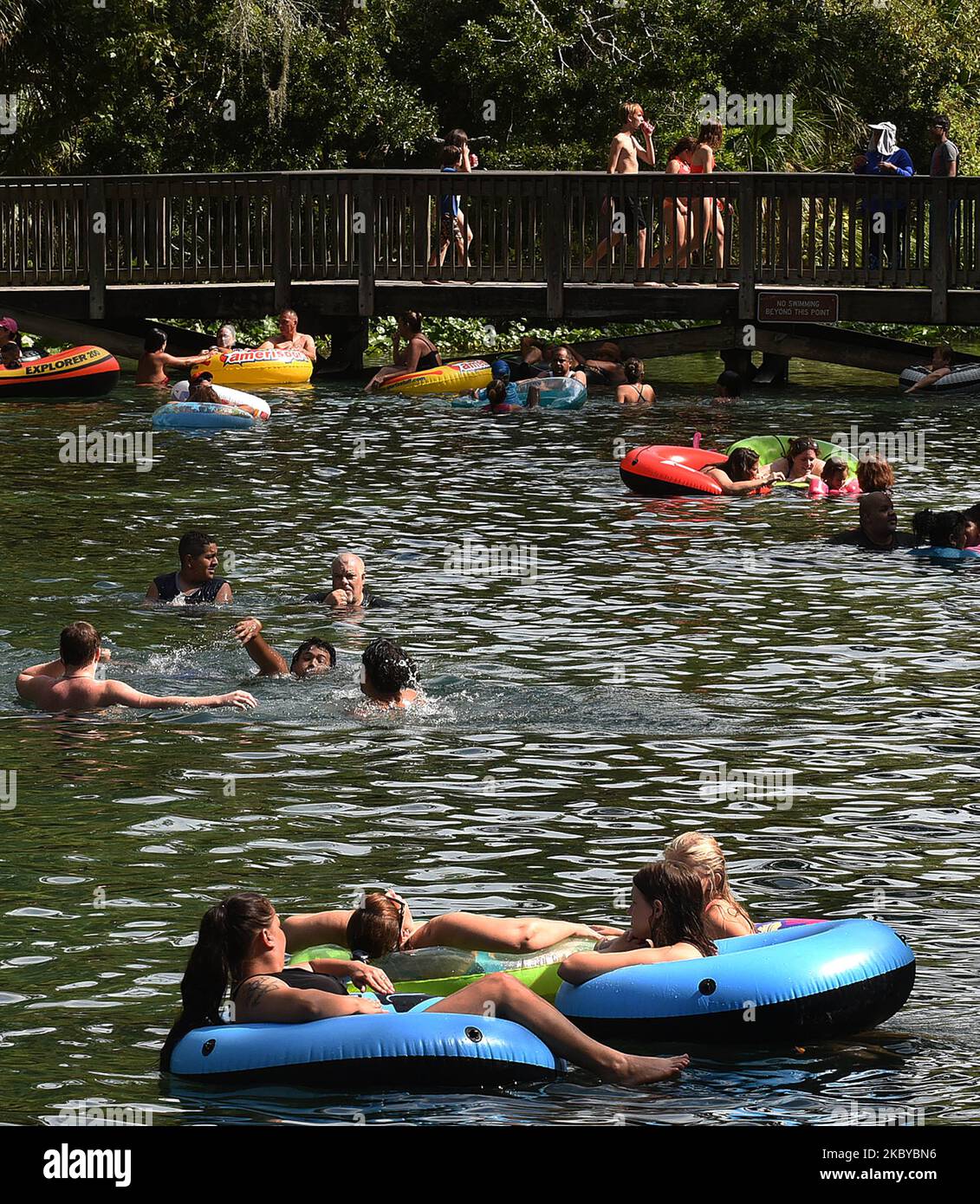 Les gens se rafraîchissez dans l'eau lors de la fête du travail au parc régional de Wekiwa Springs, sur 7 septembre 2020, à Apopka, en Floride. Les autorités de l'État espèrent que les foules de capacité telles que celles-ci n'entraînent pas une augmentation des cas de coronavirus. (Photo de Paul Hennessy/NurPhoto) Banque D'Images