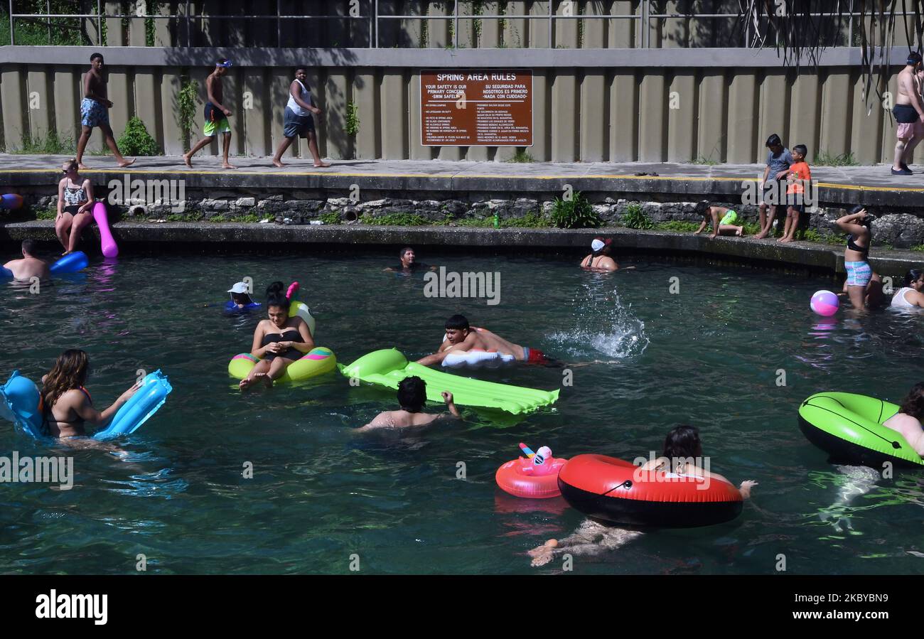 Les gens se rafraîchissez dans l'eau lors de la fête du travail au parc régional de Wekiwa Springs, sur 7 septembre 2020, à Apopka, en Floride. Les autorités de l'État espèrent que les foules de capacité telles que celles-ci n'entraînent pas une augmentation des cas de coronavirus. (Photo de Paul Hennessy/NurPhoto) Banque D'Images