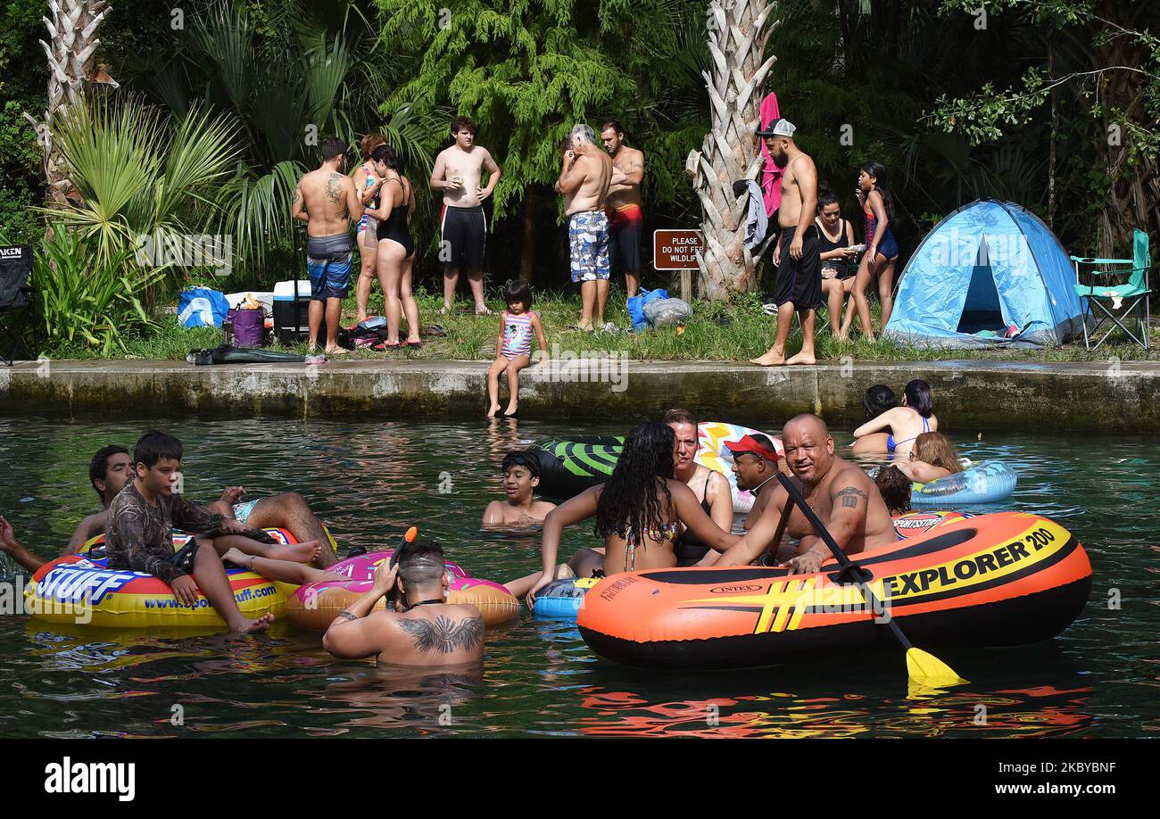 Les gens se rafraîchissez dans l'eau lors de la fête du travail au parc régional de Wekiwa Springs, sur 7 septembre 2020, à Apopka, en Floride. Les autorités de l'État espèrent que les foules de capacité telles que celles-ci n'entraînent pas une augmentation des cas de coronavirus. (Photo de Paul Hennessy/NurPhoto) Banque D'Images