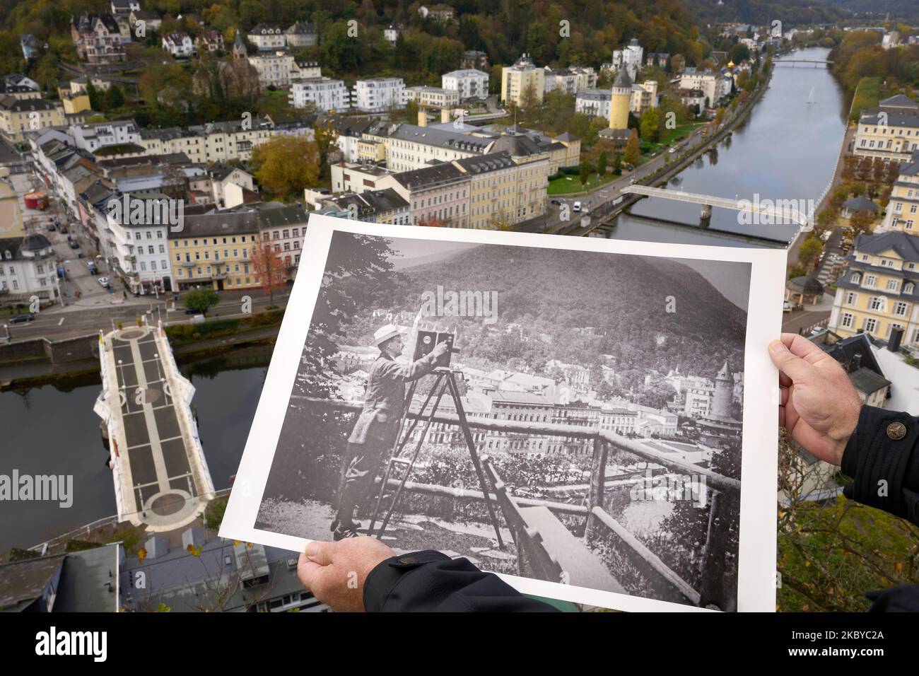 Mauvaise EMS, Allemagne. 04th novembre 2022. L'une des premières photos au  monde d'une caméra 35 mm peut être vue au point de vue de Bäderlei,  au-dessus de Bad EMS. La photo, prise