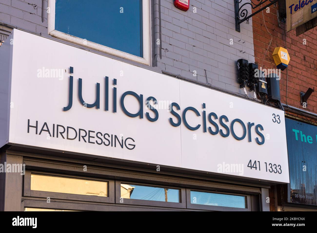Funny nommé Julias ciseaux coiffeurs à York Road, Kings Heath, Birmingham Banque D'Images