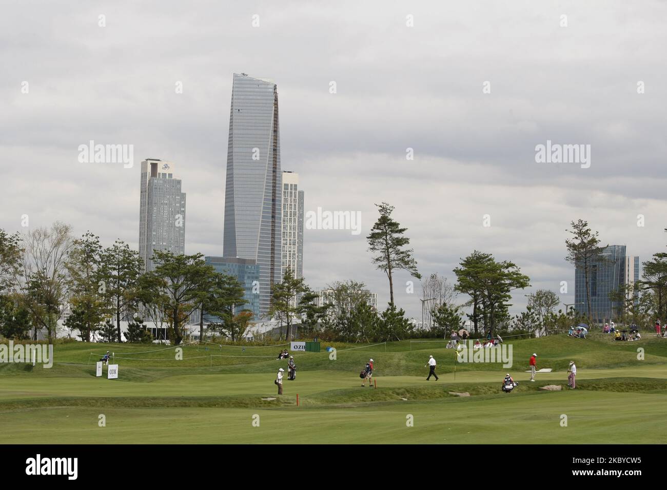 Les joueurs du premier groupe jouent 14th salles lors de la finale du championnat PGA Tour Songdo IBD au club de golf Jack Nicklaus à Incheon le 18 septembre 2011. (Photo de Seung-il Ryu/NurPhoto) Banque D'Images