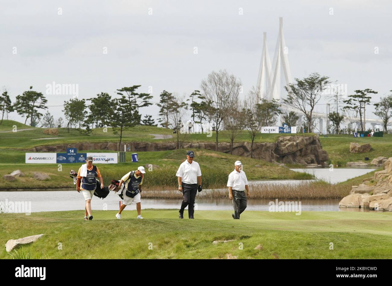 Sandy Lyle of Scotland (C) et David Eger of USA (R), marchent après un tir en T de 14th salles lors de la finale du championnat PGA Songdo IBD au club de golf Jack Nicklaus à Incheon le 18 septembre 2011. (Photo de Seung-il Ryu/NurPhoto) Banque D'Images