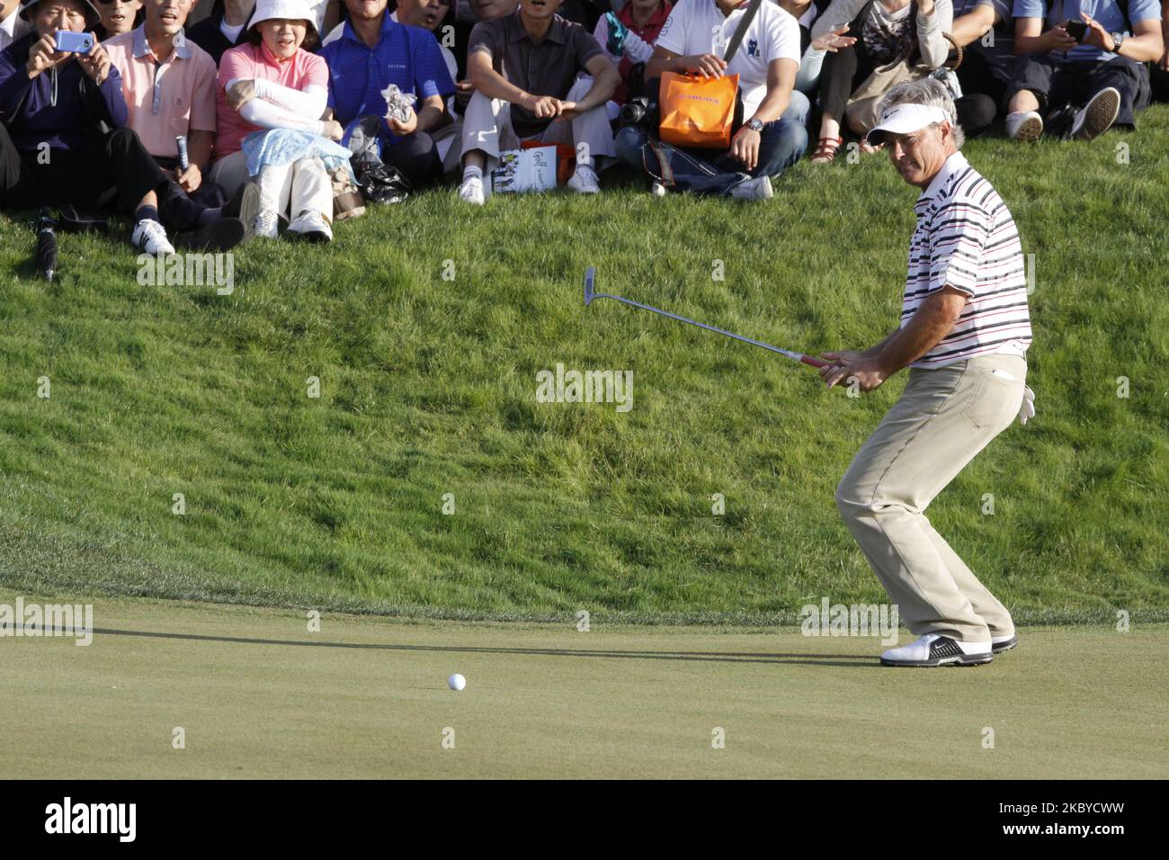 John Cook des États-Unis, 10th hall putt pendant la finale du championnat PGA Songdo IBD tour des heures supplémentaires au club de golf Jack Nicklaus à Incheon le 18 septembre 2011. (Photo de Seung-il Ryu/NurPhoto) Banque D'Images