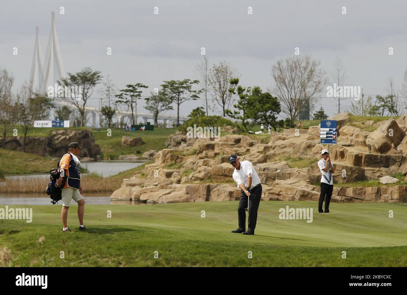 Sandy Lyle of Scotland (C), 14th hall d'approche lors de la finale du championnat PGA Tour Songdo IBD au club de golf Jack Nicklaus à Incheon le 18 septembre 2011. (Photo de Seung-il Ryu/NurPhoto) Banque D'Images