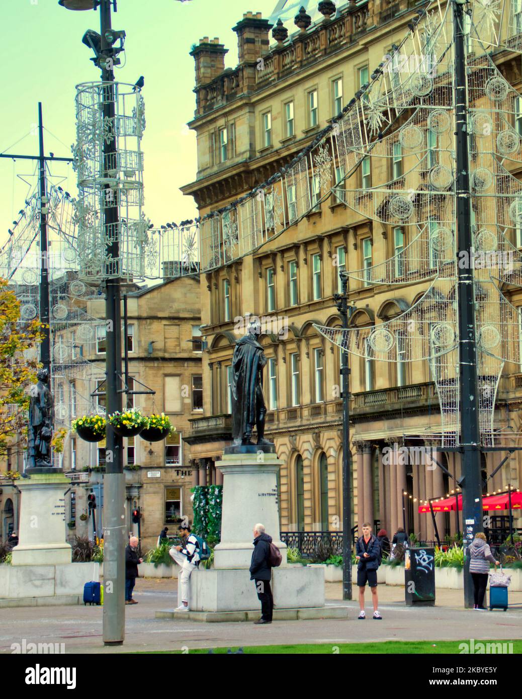 Glasgow, Écosse, Royaume-Uni 4th novembre 2022. Les travaux commencent sur les lumières de Noël dans le centre-ville George Square tandis que les travailleurs du conseil se une plate-forme atteignent les hauteurs de la statue de sir Walter Scott . Crédit Gerard Ferry/Alay Live News Banque D'Images