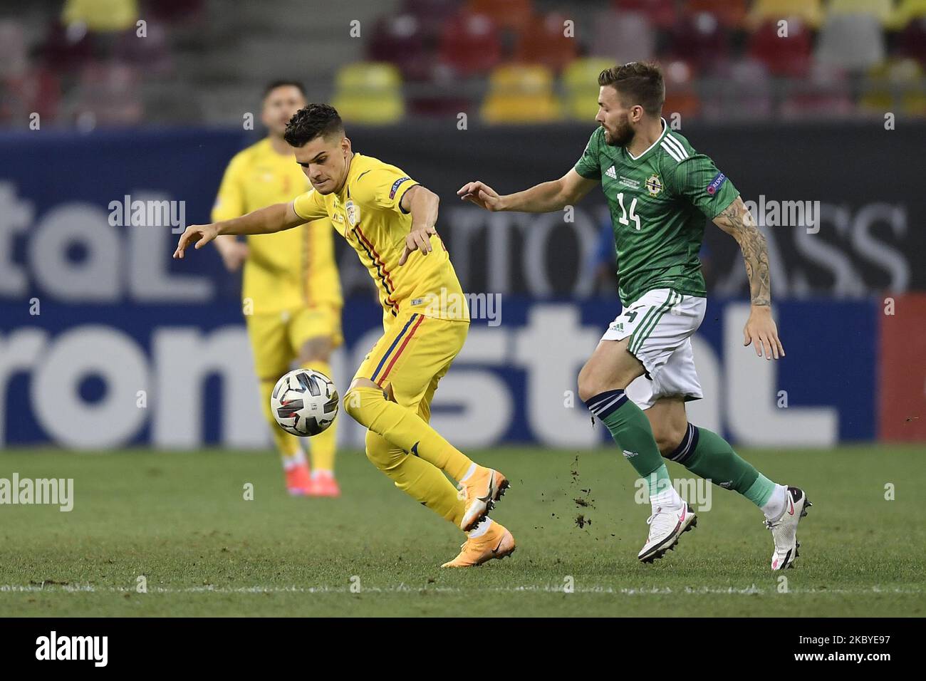 Ianis Hagi, de Roumanie, en action contre Stuart Dallas, d'Irlande du Nord, lors du match de l'UEFA Nations League 2021 entre la Roumanie et l'Irlande du Nord à Arena Nationala, à Bucarest, en Roumanie, le 4 septembre 2020. (Photo par Alex Nicodim/NurPhoto) Banque D'Images