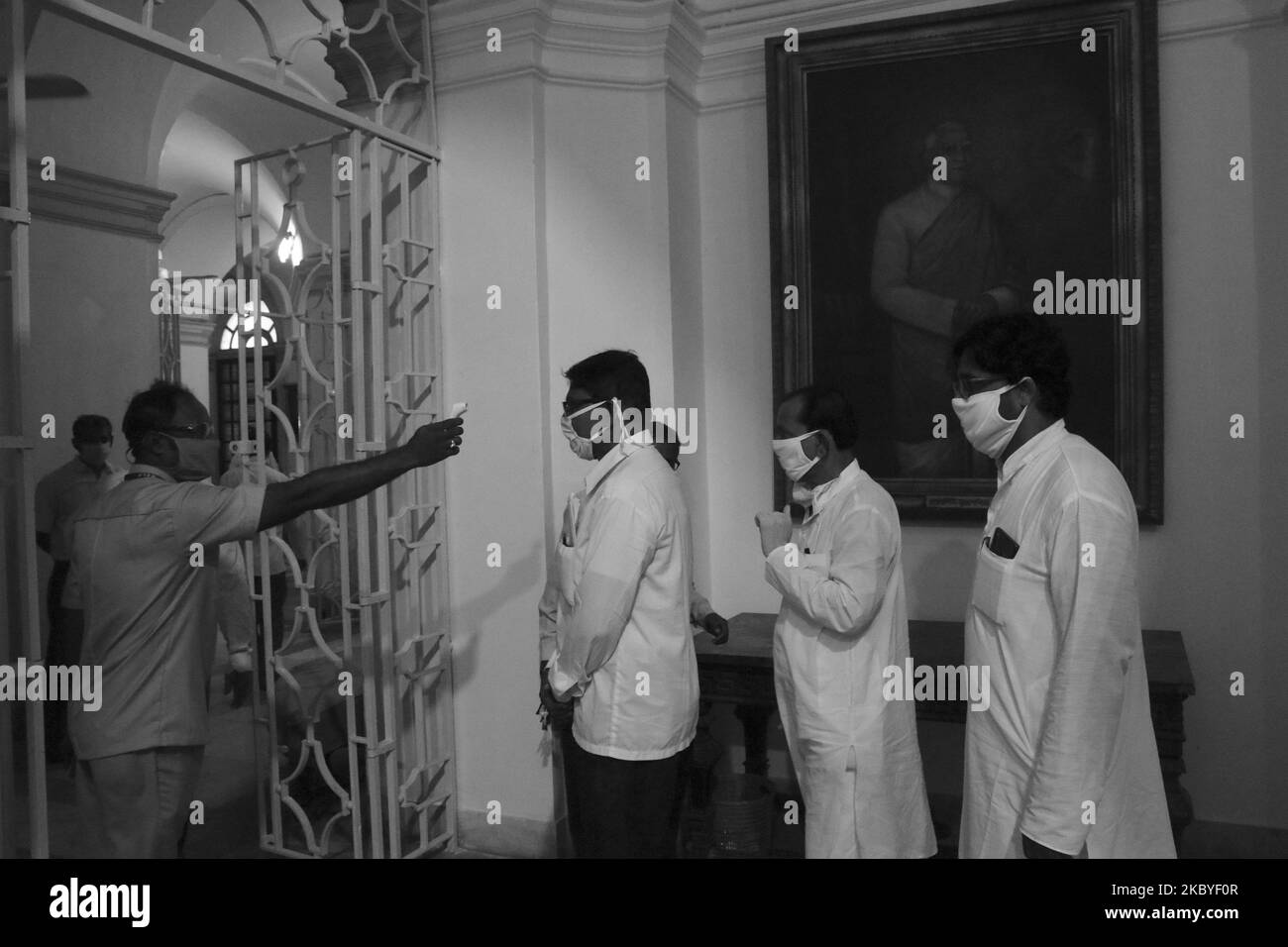(NOTE DE LA RÉDACTION: L'image a été convertie en noir et blanc) Un homme de sécurité vérifie la température d'un membre de la maison de l'Assemblée législative du Bengale occidental avant qu'elle ne pénètre dans la maison de l'Assemblée législative du Bengale occidental à Kolkata, Inde, sur 09 septembre,2020. Les cas de coronavirus en Inde sont maintenant les deuxièmes plus élevés au monde et seulement derrière les États-Unis. (Photo de Debajyoti Chakraborty/NurPhoto) Banque D'Images