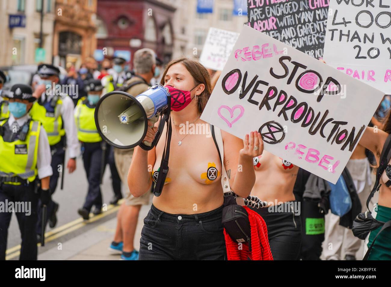 Des membres du groupe de campagne sur l'environnement de la rébellion des extinction ont manifesté à l'intérieur d'une vitrine pour protester contre l'industrie de la mode à H&M à Oxford Street, dans le centre de Londres, le 9 septembre 2020 (photo de Giannis Alexopoulos/NurPhoto) Banque D'Images